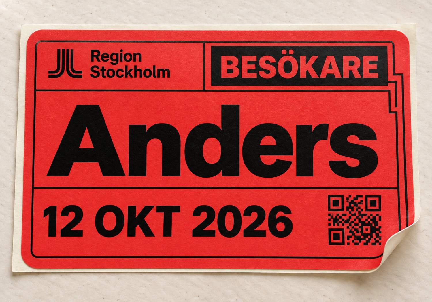 Designexempel med Region Stockholms logotyp: Anders på en röd besöksetikett med datum och QR-kod.