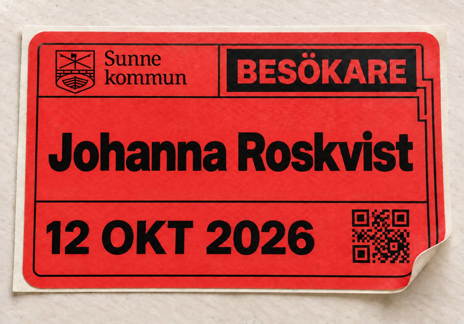 Röd besöksetikett med Sunne kommuns vapen, BESÖKARE, Johanna Roskvist, 12 oktober 2026 och QR-kod.
